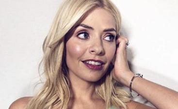 We honestly can’t get enough of Holly’s Topshop porcelain mini skirt