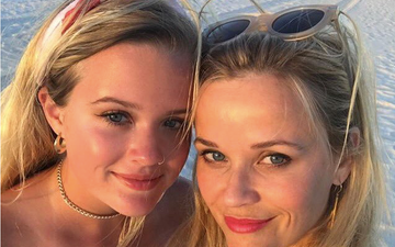 Reese Witherspoon’s daughter looks like her identical twin in modelling debut