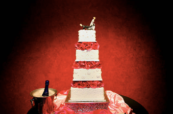 People think this cake looks like a vagina and the baker is delighted