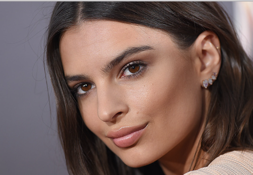 Emily Ratajkowski is wearing Zara again