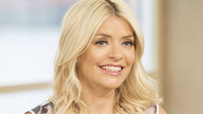 Holly Willoughby is a ray of sunshine in today’s look… and we’ve found dupes
