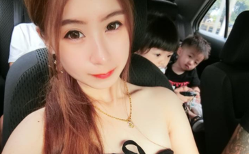 Mum criticised for sharing photo of her stretch marks after having four kids