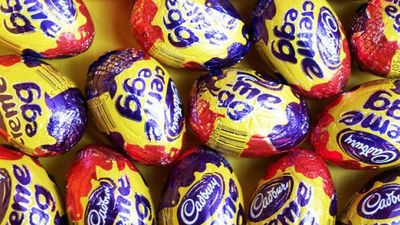 So Cadbury Creme Egg biscuits are BACK and we’re weak at the knees