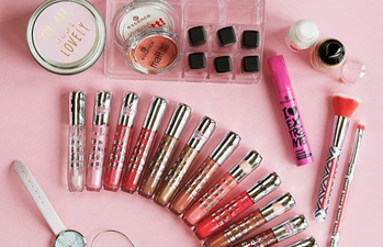 Glowing glitters, shimmering shadows and 8 essentials we love from essence!