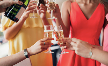 Nab 5 tickets to the races at The Curragh for you and the girls