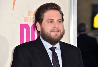 Jonah Hill dyed his hair bright pink and yeah, we’re kinda into it