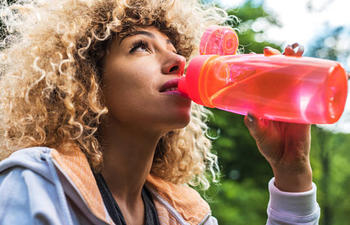 How to tell if you’re drinking enough water when it’s really hot out