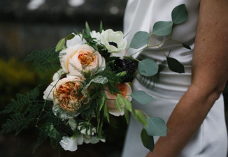 This wedding florist will deliver anywhere in Dublin for a flat-rate at just one week’s notice