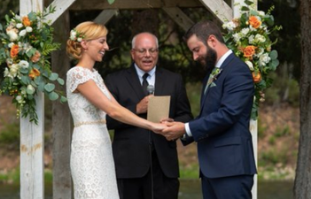 Dog absolutely ruins couple’s wedding photo and has a lovely time while he’s at it