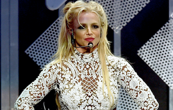 Man dresses as 2007 Britney while meeting Britney and it’s actually really upsetting