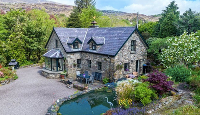 This secluded cottage for sale in Kerry has an ocean view and YES, we’re totally sold