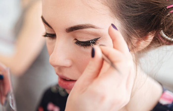Use this simple tip to apply false lashes without ruining your entire life