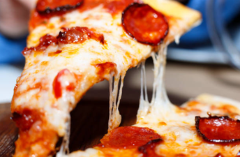 This pub is offering a pretty insane 40-inch pizza EATING challenge