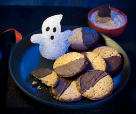 This pumpkin and praline cheesecake dip with ginger digestive biscuits is the perfect Halloween treat