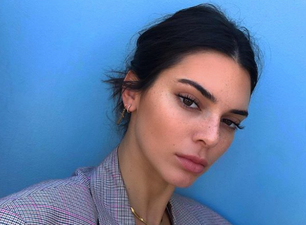 Victoria’s Secret just posted this image and fans are NOT one bit happy