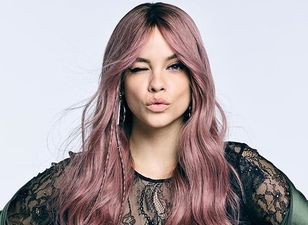 Smokey pink hair is a big trend right now and we think it’s SO cool