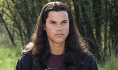 Taylor Lautner marks 10 years of Twilight with a hilarious meme about Kendall Jenner