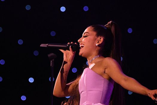Ariana Grande and her granny did something pretty wild to celebrate her latest award