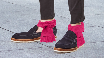 Ankle SCARVES are winding everyone up on the Internet today