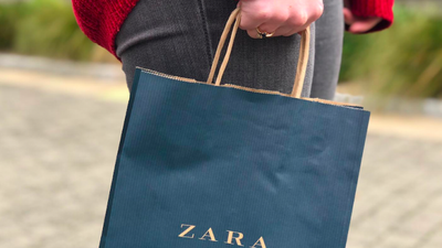 This snake print Zara top is on sale for €6 (!!) and comes in another gorgeous print