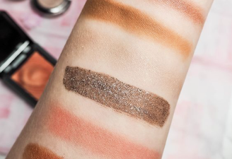 Woman asks her boyfriend to take a ‘makeup swatch’ and honestly, the result is to be expected
