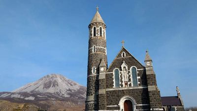 Hundreds of mourners turn out to pay tribute to the victims of the Donegal crash