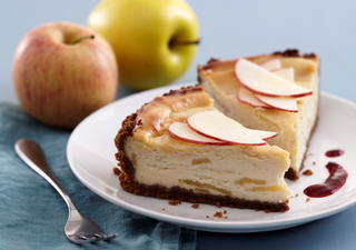 This super sweet apple cheesecake is the perfect dessert and it’s SO easy to make