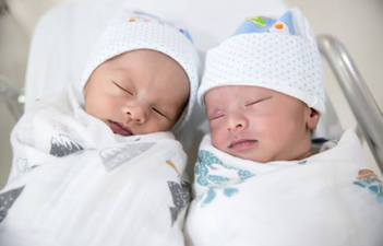 Terminally ill man witnesses the birth of his twin boys before passing away