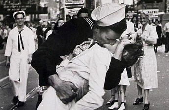 ‘Kissing sailor’ George Mendonsa passes away aged 95