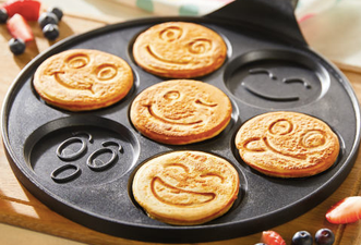 Aldi is selling this €9 smiley face pan to create STUNNING mini pancakes
