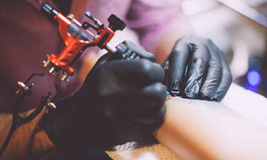 Woman convinces Tinder date to get a matching tattoo… and wow