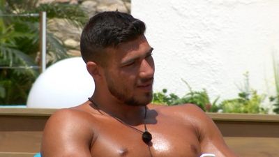 Tommy goes from one girl to the other on tonight’s Love Island