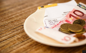 How much do you tip when you go to a restaurant or hairdresser?