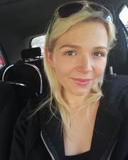 Blogger Tracey Quinn shares dramatic photo of her giving birth at home