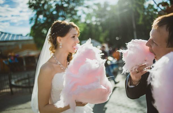 Candy floss bouquets are now a thing and they’re IDEAL for brides with a sweet tooth