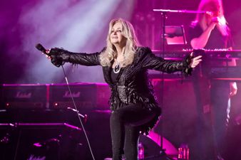 Bonnie Tyler has a badass ritual before going on stage and if possible we love her even more!
