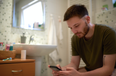 Study finds dads spend 7 hours a year in the bathroom – hiding from their families