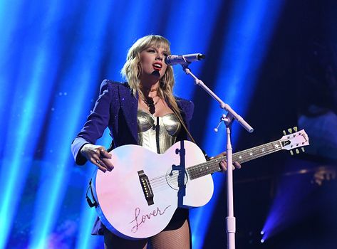 NEWARK, NEW JERSEY - AUGUST 26: Taylor Swift performs onstage during the 2019 MTV Video Music Awards at Prudential Center on August 26, 2019 in Newark, New Jersey. (Photo by Jeff Kravitz/FilmMagic)