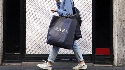 Last minute dress shopping? Zara’s €60 sparkly mini is perfect for festivities