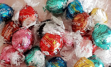 Yum! Lindt is bringing out a Lindor sharing tin for Christmas