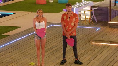 Hugo upsets Love Island girls with “fake” comment