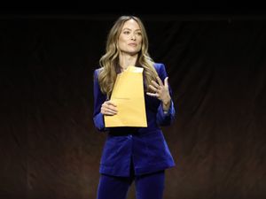 Olivia Wilde served custody papers on stage