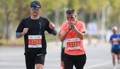 Man ‘runs entire marathon in just three and a half hours whilst chain smoking’
