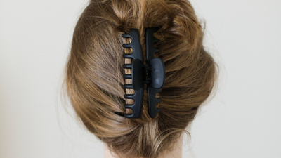 Warning issued to women who wear claw clips when driving