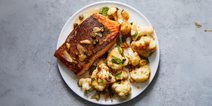Cauliflower with potato and salmon in an air fryer – A one-basket wonder