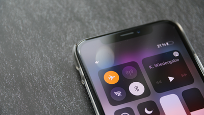 Pilot explains whether you need to use airplane mode while flying