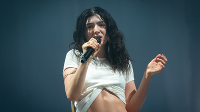 Lorde fans left stunned as singer includes NSFW picture in new album vinyl